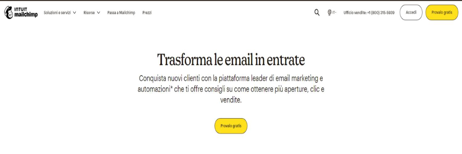 Pagina di benvenuto di Mailchimp con il logo Intuit Mailchimp in alto a sinistra e un messaggio promozionale al centro che dice 'Trasforma le email in entrate', invitando gli utenti a provare gratuitamente la piattaforma di email marketing e automazione. La grafica è semplice, con sfondo bianco e pulsanti gialli per l'iscrizione gratuita